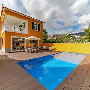  Holiday home The Yellow House By Lovelystay